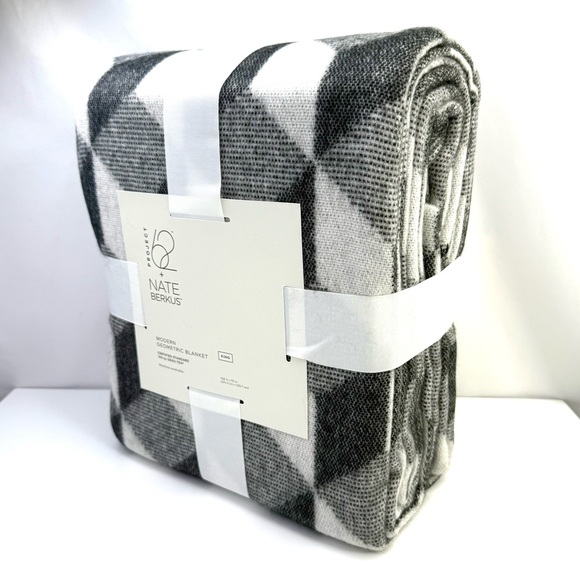 Project 62 X Nate Berkus Gray White Modern Geometric King Size Blanket NWT - Picture 4 of 10